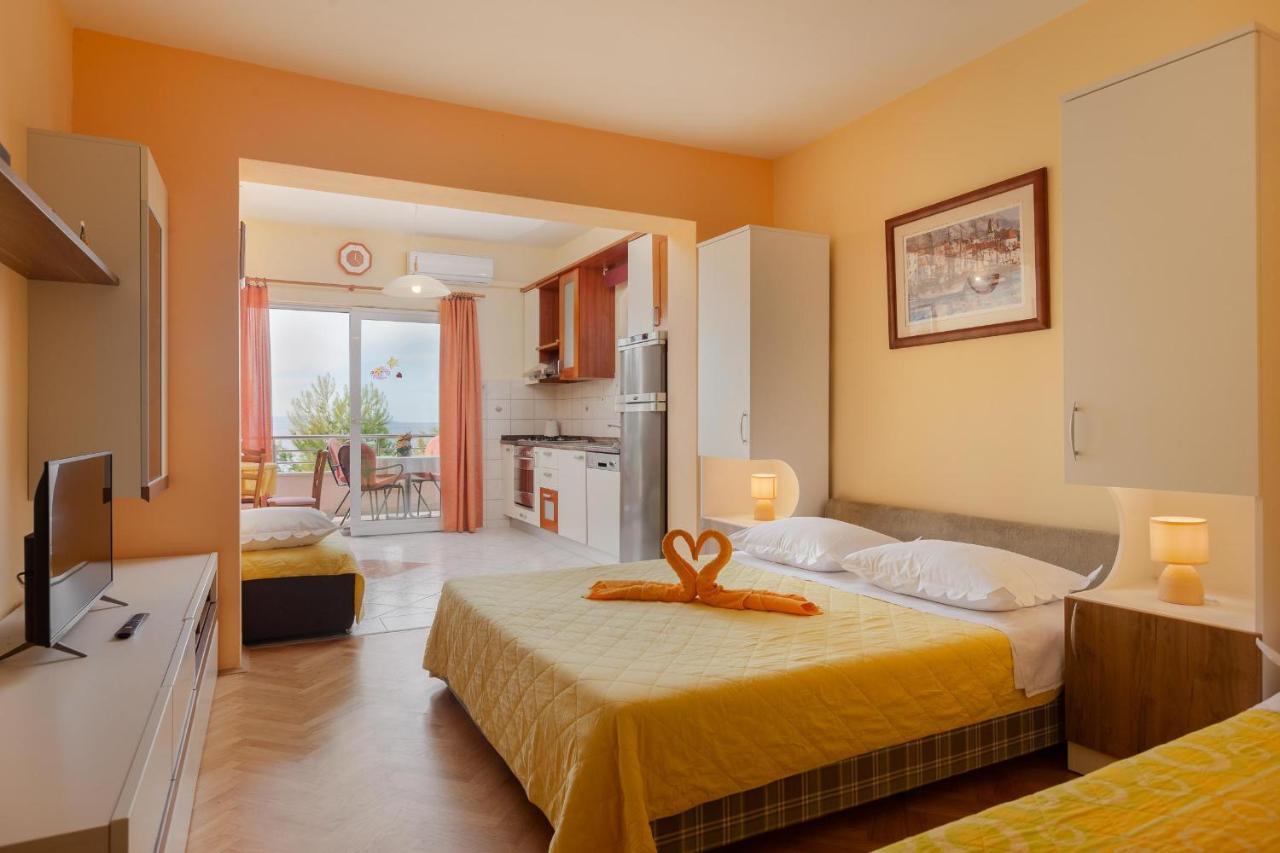 Apartments Marijan - Beachfront Tucepi Exterior photo