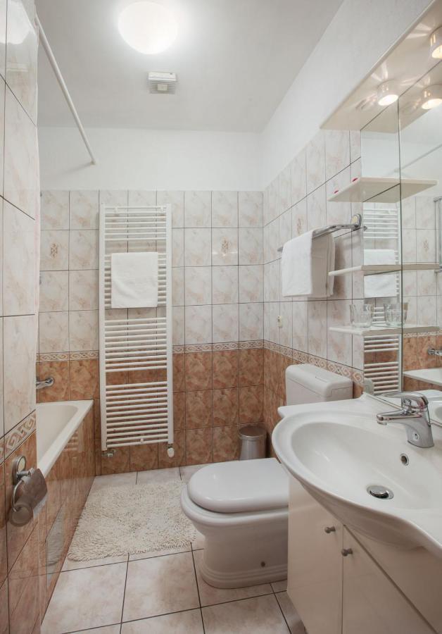 Apartments Marijan - Beachfront Tucepi Exterior photo
